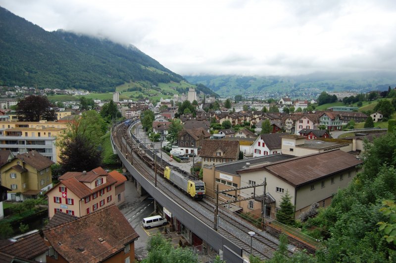 Eine MRCE-Dispolok 189 f�hrt mit einem Containerzug durch Brunnen in Richting S�den. 07.06.2008