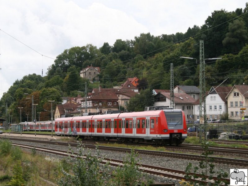 Eine Mnchner S-Bahn in Oberfranken? Kommt nicht alle Tage vor. Leider gelang mir nur der Nachschu am 7. September 2008, kurz vor der Durchfahrt des Bahnhofes Kronach in sdliche Richtung. Es handelt sich um das Fahrzeug 423 765-7 welches im hinteren Zielanzeiger  Werk Steinhausen  anzeigte. Wer mehr ber diesen  Ausflug  wei, kann sich ja mal bei mir melden.