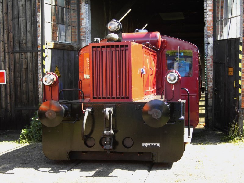 Eine mustergltig aufgearbeitete Kf II - noch ohne Betriebsnummer - blinzelt aus ihrem Lokschuppen in Neuoffingen, dem eigentlichen Ende der bayrischen Donautalbahn. Strecke Regensburg - Donauwrth - Ulm.(KBS 993).