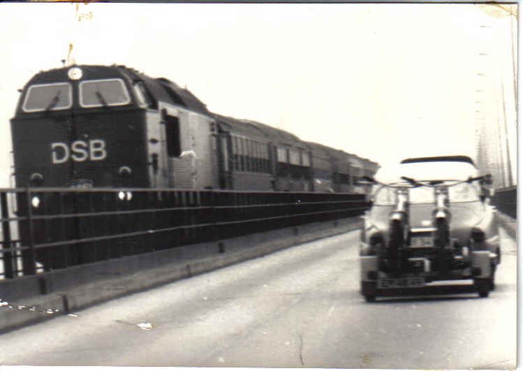 Eine MZ der DSB Anfang der achtziger Jahre auf der Brcke zwischen Falster und Seeland (Storstroemsbroen)mit einem Personenzug von Roedby/F. nach Kopenhagen. Zu der Zeit war die Autobahn zwischen Rdby und Kopenhagen noch nicht fertiggestellt, so dass sich der internationale Eisenbahn- und KFZ-Verkehr auf dieser Brcke getroffen hat.