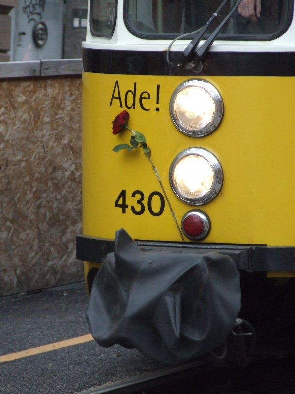 Eine Nahaufnahme der Rose an einem GT-4 Triebzug, der an diesem Tag seine letzte planmige Fahrt fr immer auf der 15er in Stuttgart beendete... Deshalb auch  Ade!  (Olgaeck, 08.12.2007))