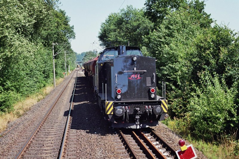 Eine der neuen Loks der Firma Rail Technology & Logistics (rt&l) bei Weichenbauarbeiten in Blankenberg (Sieg) 15.07.2007