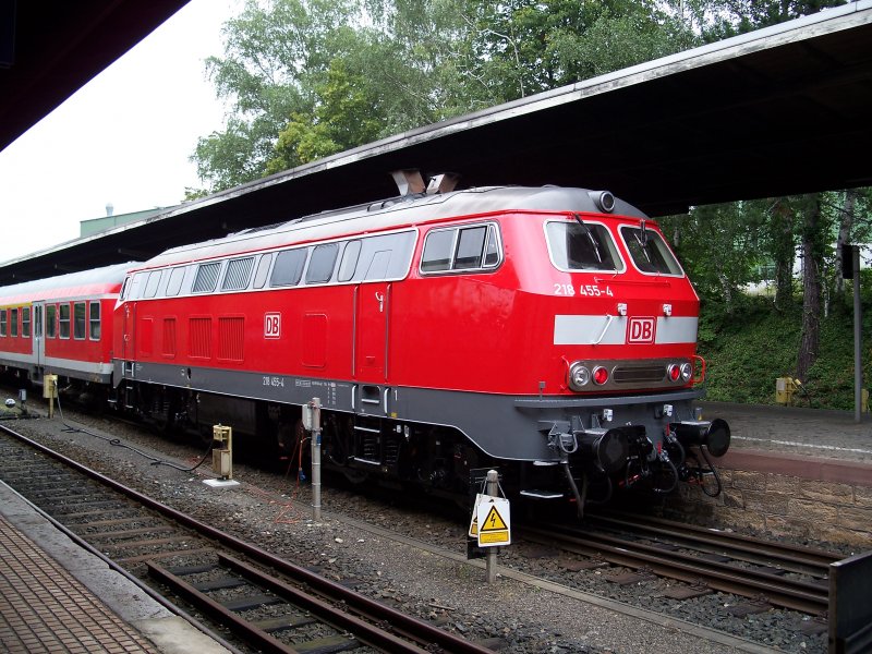 Eine neulackierte 218 455 steht in Bad Harzburg (13.8.2007)