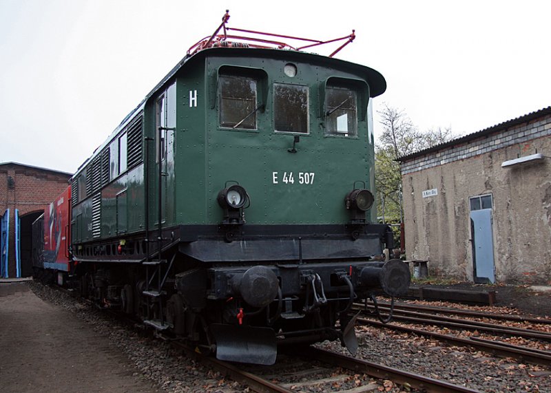 Eine der neun von AEG gebauten E 44(501-509) ist die E 44 507. Frher im oberbayerischen Raum im Einsatz, war sie der Exot unter den anwesenden Lokomotiven am heutigen Tag in Leipzig. 