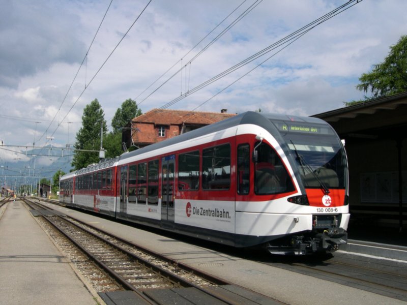 Eine der neusten Erungenschaften der Zentralbahn (ZB) sind die Triebwagen der Gattung  Spatz . Ein solches Exemplar, bezeichnet als 130 008-6 steht am 09.07.2005 in Meiringen und wartet auf die Rckfahrt als R-Zug nach Interlaken. Alle Triebwagen dieser Reihe sind bereits ab Werk in der Zentralbahn-Lackierung ausgeliefert wurden.