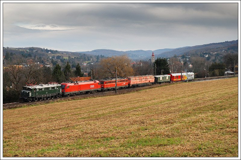Eine nicht alltgliche Fracht befrderte 1670.09, welche in Saalfelden beheimatet ist, am 6.10.2008 von Wien West nach Linz. Im Gepck hatte sie 1016.046, 1142.566, 2020.001, 40 81 944 0 832-9 (Wohnwagen) und den HZ-Gertewagen 80 81 975 6 917-7. Aber keine Angst, die Fahrzeuge wandern nicht in den Hochofen. 2020.001 soll uerlich aufgearbeitet werden, und auch 1142.566 geht nicht den Weg des alten Eisen, und wird auch in Zukunft noch auf sterr. Schienen unterwegs sein. Wre auch schade um diese Maschine, bekam sie doch erst vor rund 2 Jahren einen alten Neulack. Die Aufnahme zeigt den SGAG 95796 in Hofstatt am Anzbach auf der Westbahn kurz vor Neulengbach