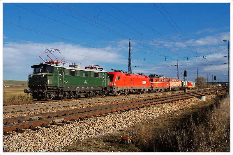 Eine nicht alltgliche Fracht befrderte 1670.09, welche in Saalfelden beheimatet ist, am 6.12.2008 von Wien West nach Linz. Im Gepck hatte sie 1016.046, 1142.566, 2020.001, 40 81 944 0 832-9 (Wohnwagen) und den HZ-Gertewagen 80 81 975 6 917-7. Erfreulich ist, dass 1142.566, welche vor zwei Jahren einen neuen  Altlack  bekommen hat, bereits wieder unterwegs ist. Die Aufnahme entstand bei der Ausfahrt aus Kirchstetten b.Neulengbach.