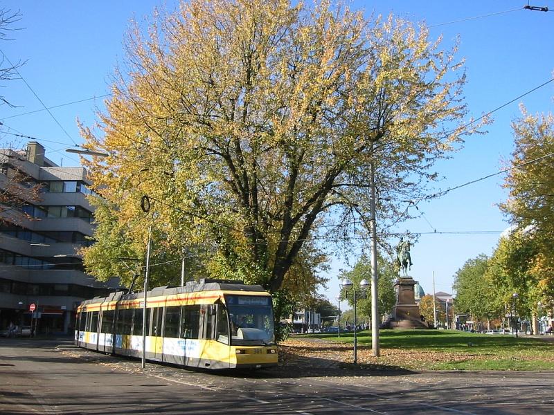 Eine Niederflur-Straenbahn, eingesetzt auf der Linie 2, fhrt am 28.10.2005 am Kaiserplatz vorbei in Richtung der Innenstadt von Karlsruhe.