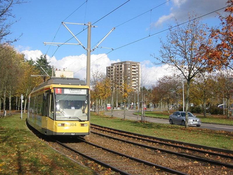 Eine Niederflur-Straenbahn der Linie 1 fhrt am 05.11.2005 durch den Karlsruher Stadtteil Oberreut.