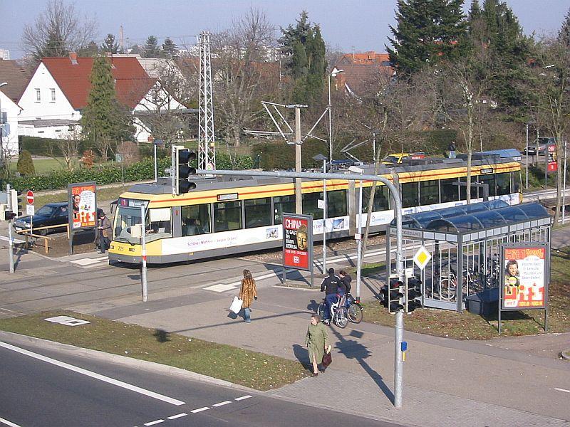 Eine Niederflurstraenbahn, eingesetzt auf der Linie 1 zwischen den Karlsruher Stadtteilen Durlach und Oberreut, hlt am 09.02.2005 an der Haltestelle Hardecksiedlung und wird gleich weiter in Richtung Oberreut fahren.
