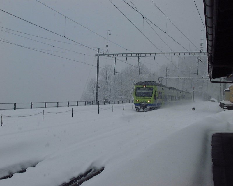 Eine NINA-Doppeltraktion der BLS fhrt im dichten Schneetreiben durch die unbesetzte Station Blausee-Mitholz an der BLS Nordrampe mit Ziel Bern, 21.02.09