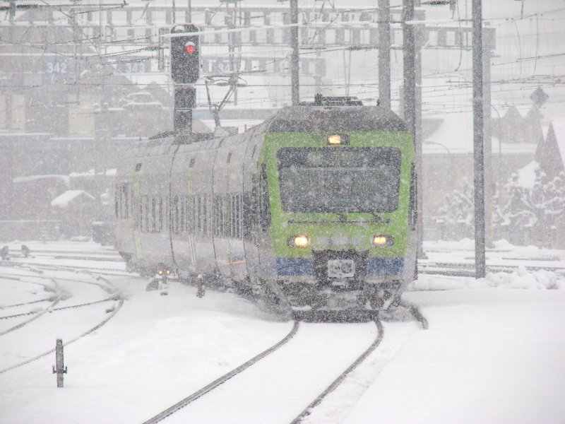 Eine Nina-Komposition kmpft sich am 22.02.2009 mit rund 15 Minuten Versptung durch das Schneegestber im Bahnhof Spiez. Die Komposition wird nach der Einfahrt mit dem RE 3266 vereint um anschliessend als RE 3166 nach Bern zu fahren.