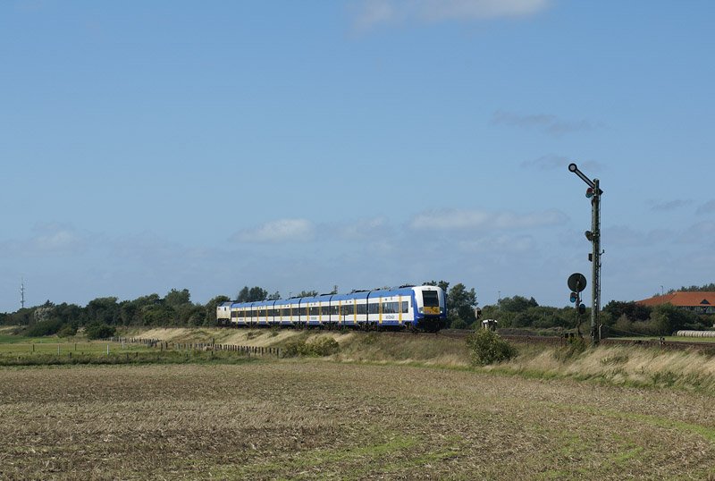 Eine NOB nach Hamburg-Altona am 14.08.2008 vor dem Einfahrtssignal von Keitum.