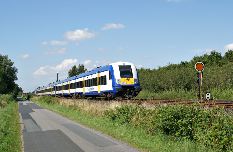 Eine NOB nach Hamburg-Altona passiert am 6.08.2009 das s�dliche VSig von Nieb�ll.