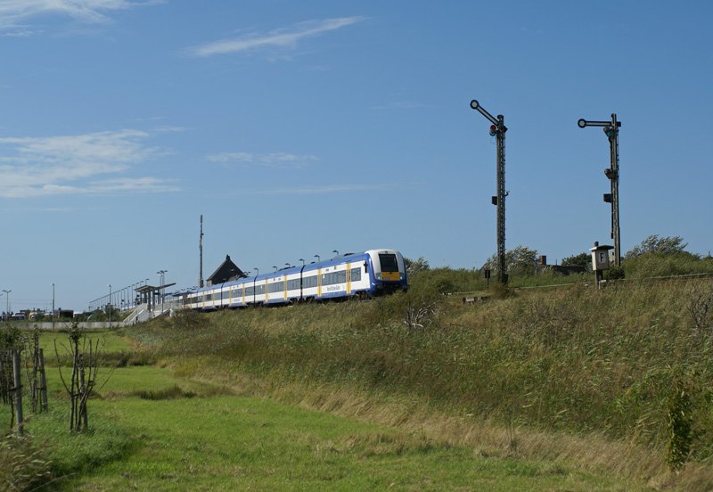 Eine NOB nach Hamburg-Altona verlsst am 14.08.2008 den Bahnhof von Keitum.