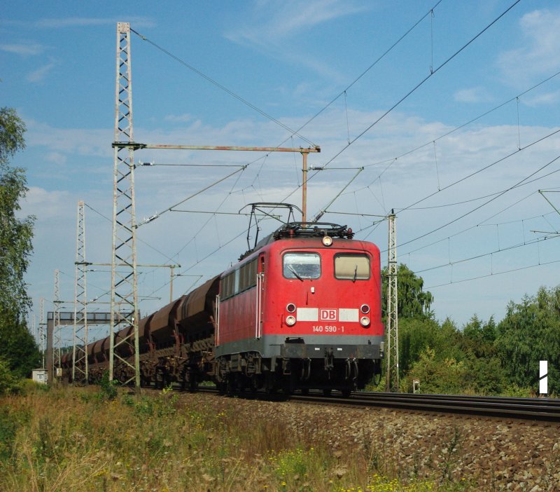 Eine von noch 80 laufenden: 140 590-1 mit Schotterzug in Fahrtrichtung Seelze am 27.08.2009 bei Dedensen/Gmmer.