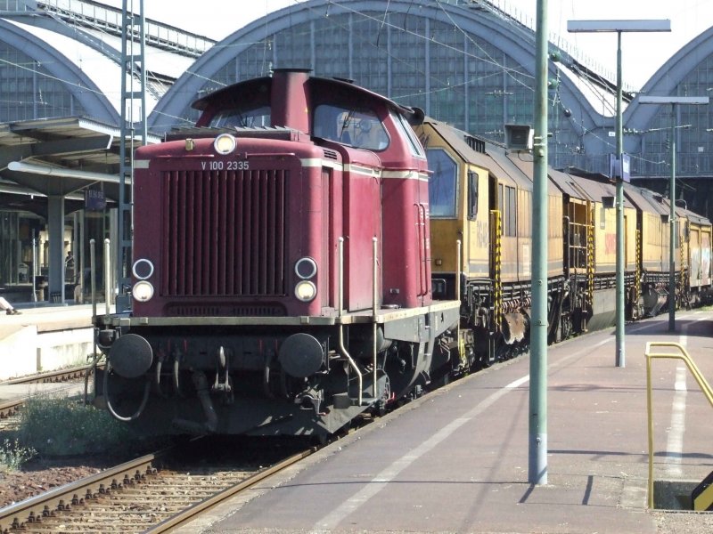 Eine noch weinrote V100 durchfhrt mit einem Bauzug den Hauptbahnhof Karlsruhe am 25.08.2007