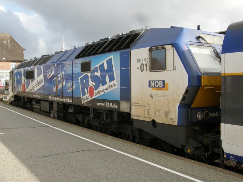 Eine Nord-Ostsee-Bahn (NOB) MaK DE-2700 mit Radio Schleswig-Holstein Werbung steht in Westerland (Sylt) am 05.08.2008.