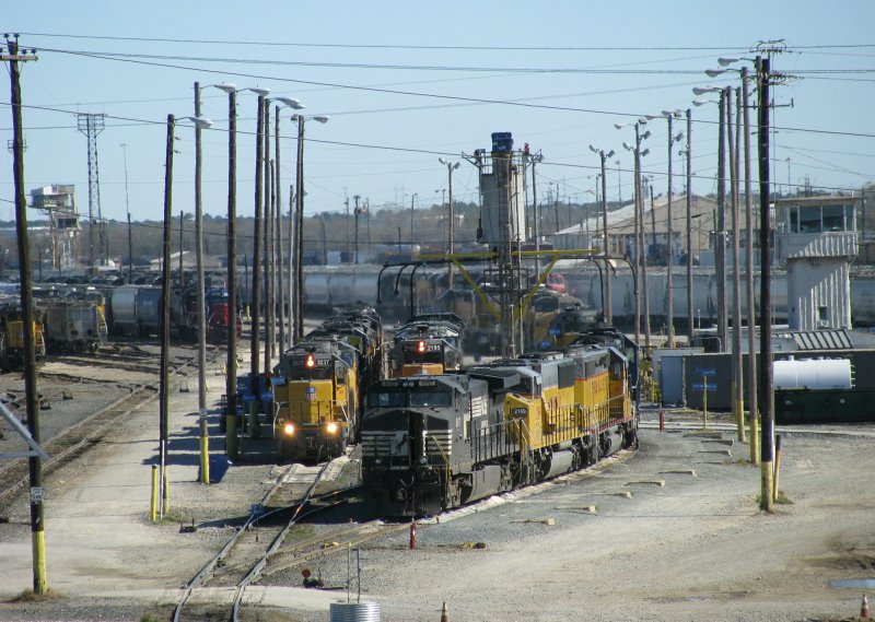 Eine Norfolk Southern Lok sowie mehrere Union Pacific Loks sind am 1.1.2008 auf einem Rangierbahnhof vor einem BW der Union Pacific in Houston abgestellt.