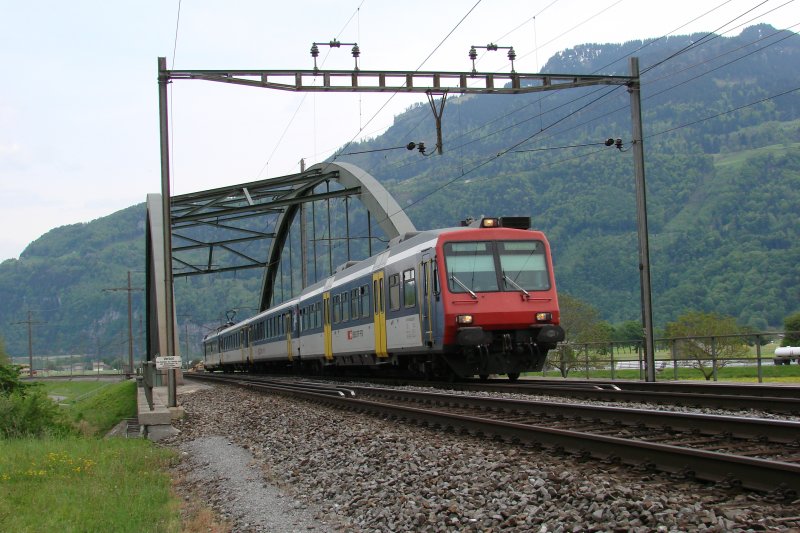 Eine NPZ-Komposition als R 7852 berquert am 10.05.2009 die Brcke ber den Linthkanal kurz vor Ziegelbrcke.