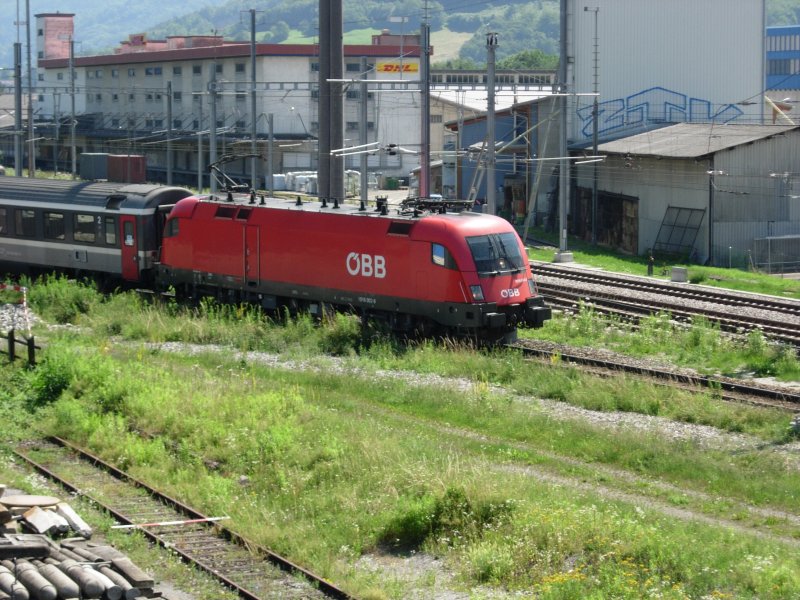 Eine BB 1116 fhrt mit einem EC in den Bahnhof Buchs/SG hinab. Am 28.06.08