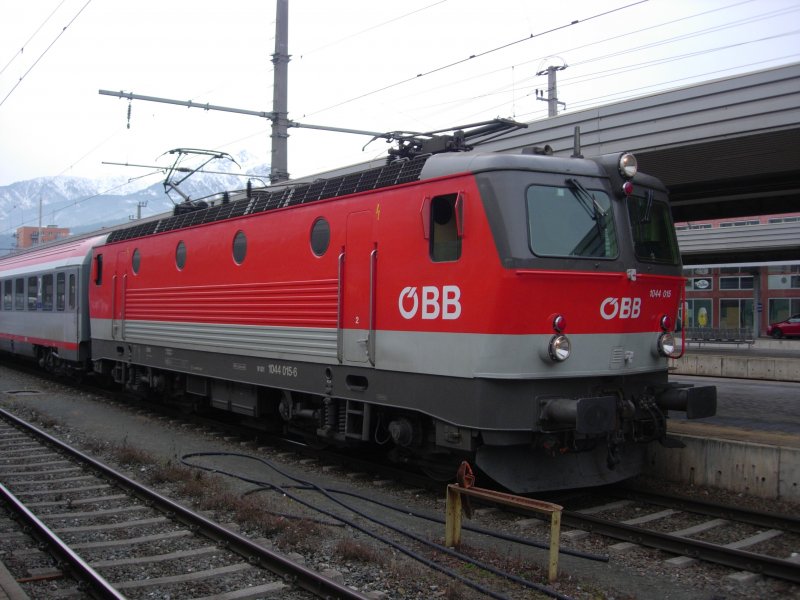 Eine BB BR 1044 steht mit einem IC nach Wrgl/Bischofshofen/Selztal/Leoben/Graz abfahrtbereit im Innsbrucker Hbf am 06.12.2008