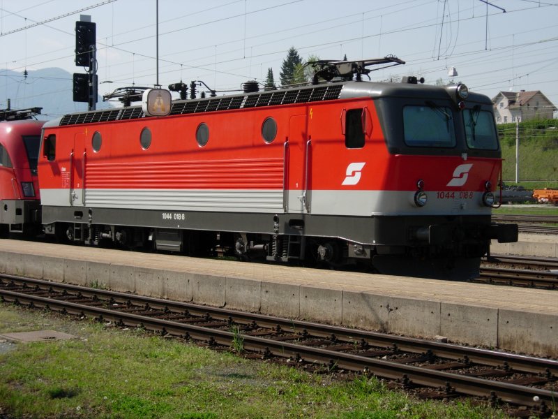 Eine BB Br 1044 steht abgestellt in Villach an der Tauernbahn.
Am 12.04.07