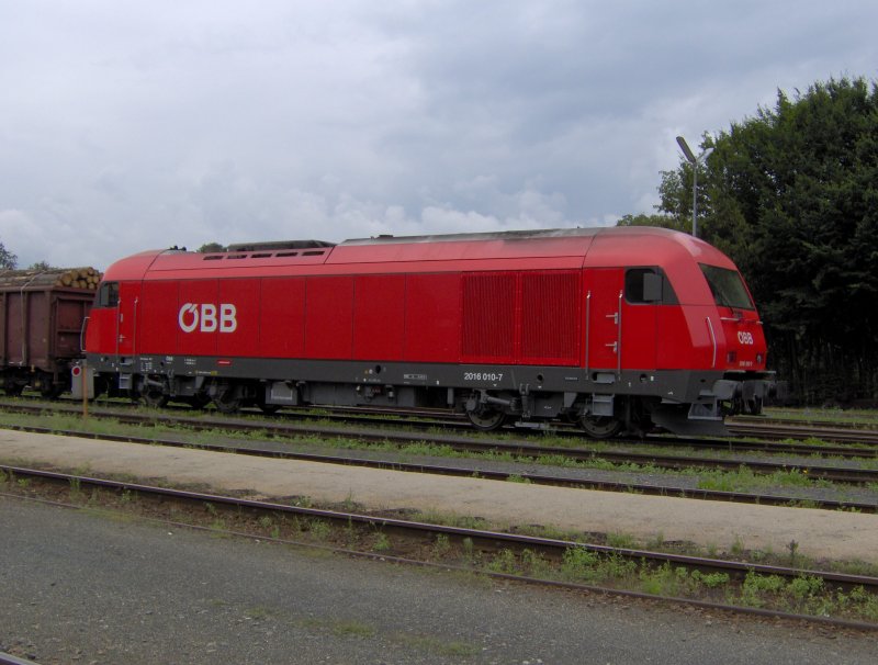 Eine BB BR 2016 steht mit einem Gterzug auf der Lavanttalbahn von Klagenfurt nach Frantschach im Bahnhof Wolfsberg ( In Krnten )am 01.08.06