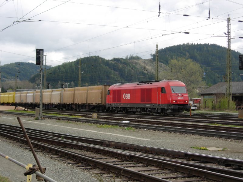 Eine BB BR 2016 steht mit einem Gterzug in Knittelfeld und fhrt in wenigen Minuten ber Zeltwerg,(Lavanttalbahn), Frantschach nach Wolfsberg. Am 23.04.08