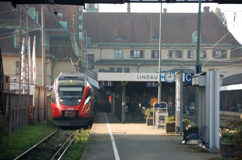 Eine BB- Ente , bereit zur Abfahrt nach Bludenz, wartet auf die wenigen, frhen Fahrgste. Deutlich erkennbar das Drei-Schienengleis. (Lindau, Gleis 1, 30. August 2008).