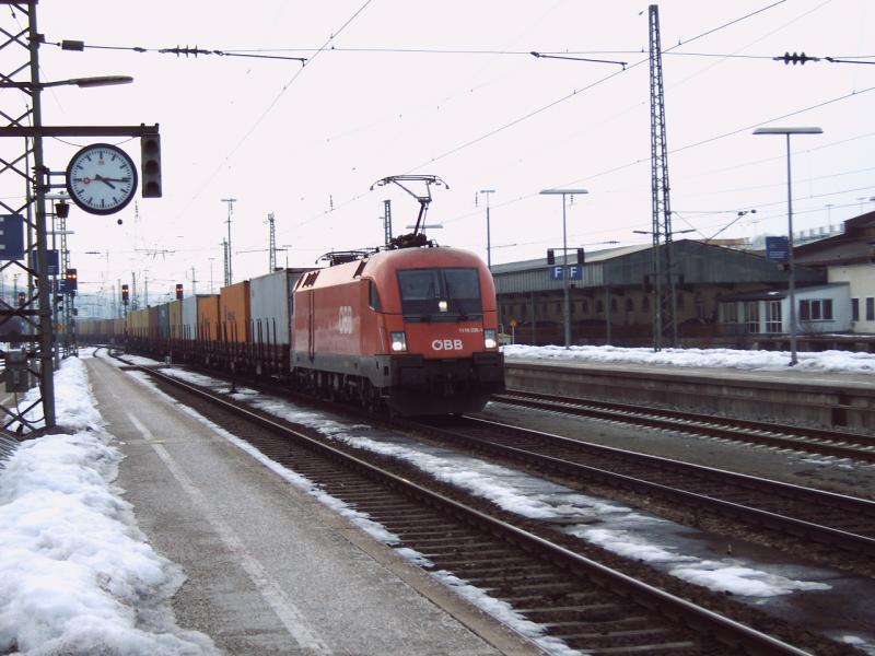 Eine sterreichische 1116 am 21.2.06 in Passau. Der Containerzug fhrt richtung sterreich.