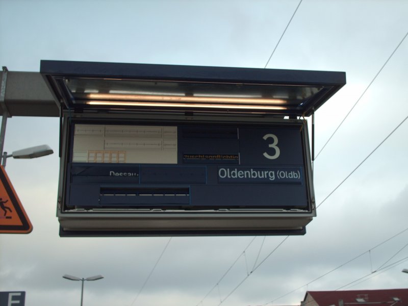 Eine offene Anzeigetafel sieht man in Bitterfeld nicht sehr oft.(aufgenommen in Bitterfeld am 2.11.2006)