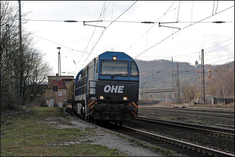 Eine OHE G2000 durchfhrt mit einem Holzzug den ehemaligen Bahnhof Westhofen. Ziel wird Niedergrne sein. (29.03.2008)
