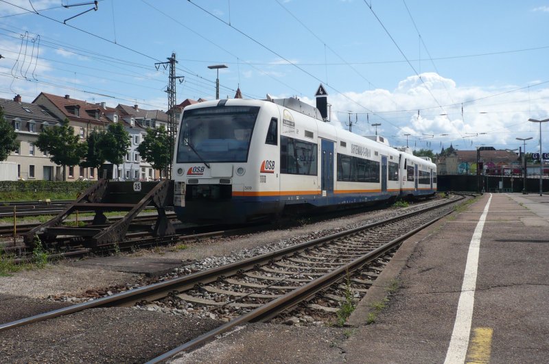Eine Ortenau S-Bahn aus Strasbourg steht am 25.07.09 auf dem Abstellgleis und wartet, bis sie wieder den Dienstauftrag erhlt nach Strasbourg zu fahren. Gesehen im sdbadischem Offenburg.