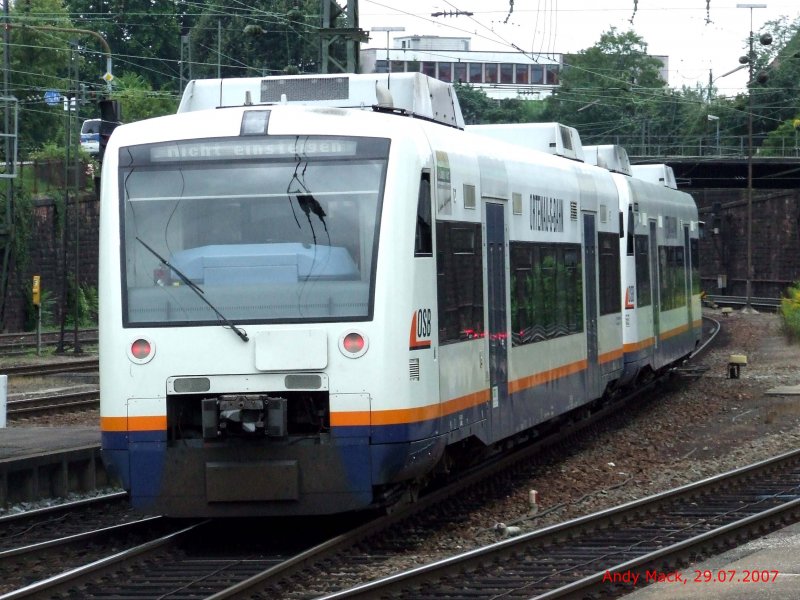 Eine OSB, die soeben aus Straburg angekommen ist stellt in Offenburg auf ein anders Gleis um (29.07.2007)