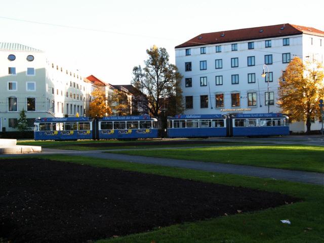 Eine P-Ganitur wendet am 24.10.04 am Karolinenplatz.
