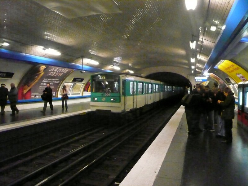 Eine Pariser Metro der Linie 2 nach Nation fhrt am 22.2.2008 in die Station Anvers (Sacre Coeur) ein.