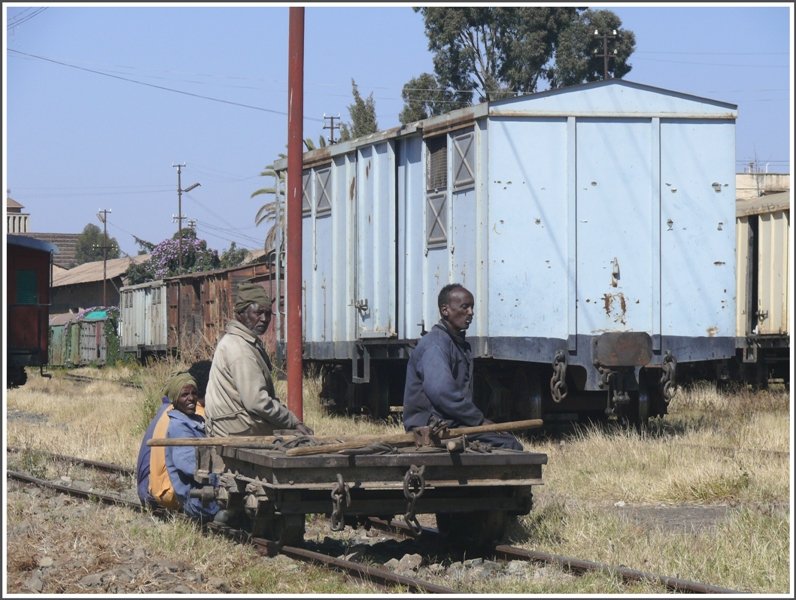 Eine Pause muss sein. Bahnhof Asmara/Eritrea. (28.10.2008)