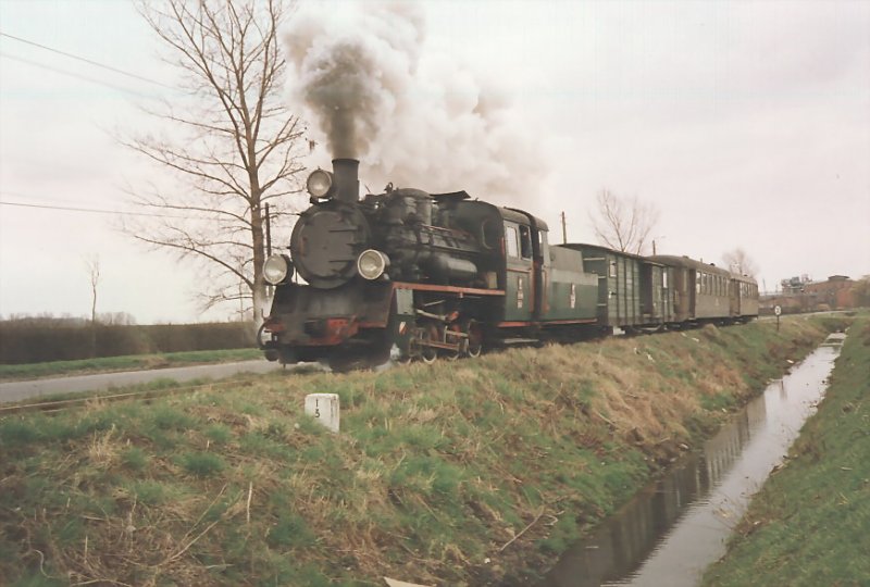 Eine PKP Schmalspurlok Typ Px 48 im Mrz 1991 mit einem GmP auf der im gleichen Jahr eingestellten Strecke Opalenica-Nowy Tomysl(Archiv P.Walter)