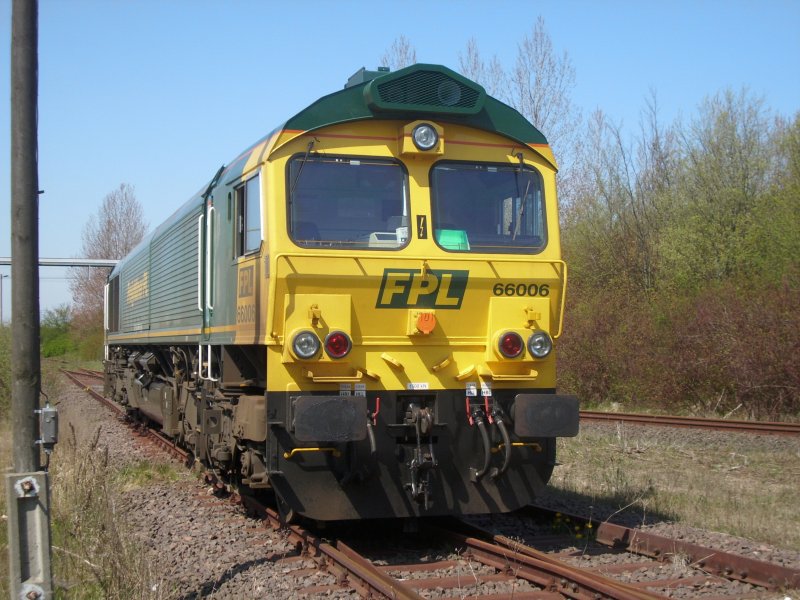 Eine polnische Class 66 hat einen Ganzzug nach Mukran gebracht und ist am 02.05.2008 abgestellt.