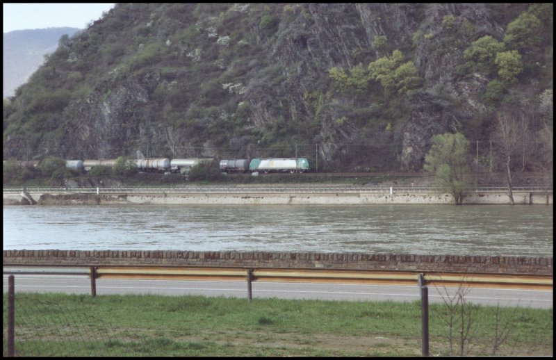 Eine Rail4chem 185er bringt einen Tankzug richtung Mainz.
Fotografiert vom Haltepunkt Boppard-Hirzenach im April 2006.