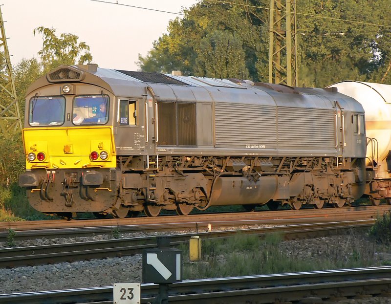 eine Rail4Chem Class 66 in Sparbemalung im letzten Licht das Tages um 19:13 Uhr , aufgenommen am 8.9.09 in Kln Gremberg  