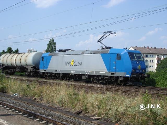 Eine Rail4Chem-lok durchfhrt an einem sonnigen Tag im Juli 2006 mit einem Kesselwagenzug den Bahnhof Niederrad.