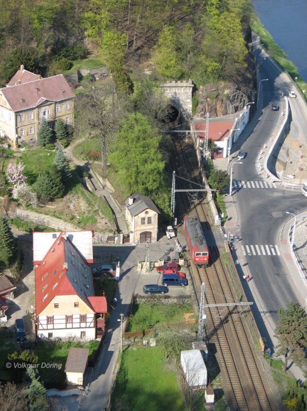 Eine Railion 180er (es k�nnte die 002, 012 oder 017 sein) passiert das kurze freie St�ck zwischen den beiden Tunnels vor Decin (Tetschen-Bodenbach) - 12.04.2007
