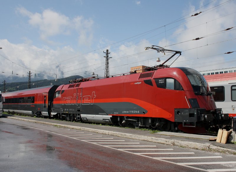 Eine Railjet Testgarnitur mit 1116 214 am 11.06.2009 abgestellt in Innsbruck Hbf. 