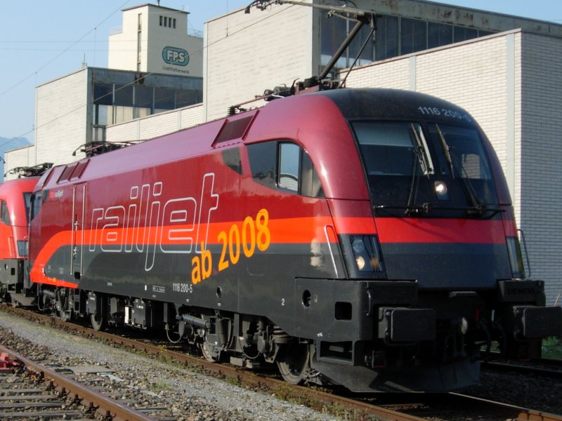 Eine Railjet Werbelokomotive steht im Bahnhof Buchs / SG und wird um 19.00 wieder den EC Maria Theresia von Zrich HB bespannen. Frhling 2007