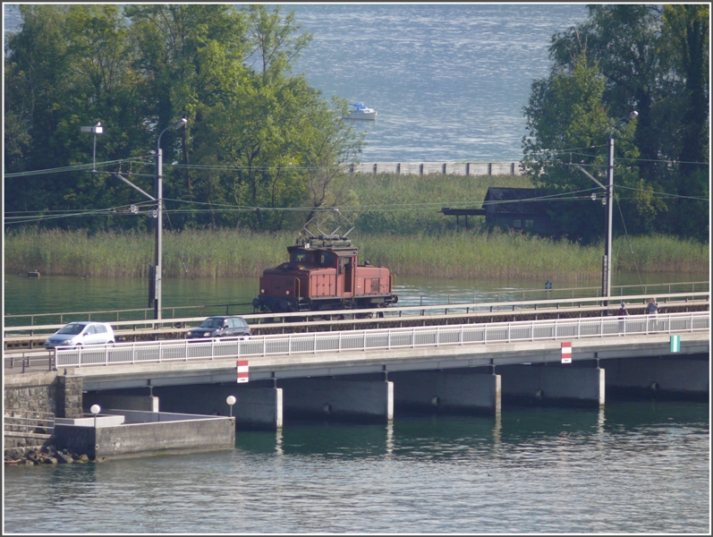 Eine Rangierfahrt bringt die Ee 3/3 auf die Brcke des Seedamms Rapperswil. (18.08.2009)