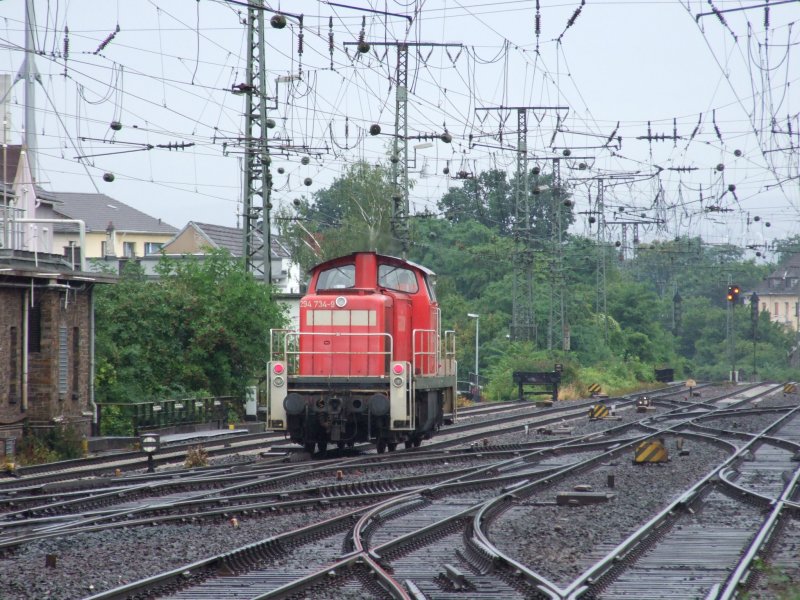 Eine Rangierlok der Baureihe 294 (294-734) durchquerte soeben den Hauptbahnhof zu Koblenz und macht sich nun weiter Rtg. Koblenz-Ltzel (oder weiter). Hier gesehen im Gleisvorfeld.
Koblenz, der 20.7.08