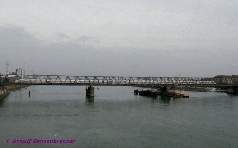 Eine Raritt auf der Rheinbrcke von Strasbourg nach Kehl, die derzeit durch einen Neubau ersetzt wird: Ein DB-406 unterwegs als ICE9553 von Paris-Est (08:27) nach Frankfurt-Hbf (12:20). Aufgrund von Bauarbeiten in Frankreich an Strecke nach Saarbrcken wurde er vom 16.-20.02. und 23.02.-27.02.2009 jeweils ber Kehl umgeleitet.

26.02.2009 Kehl