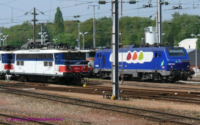Eine Raritt: Die SNCF BB17005
Frage an Radio Franciwan: Ist die Reihe BB17000 eine Kastenlok ohne jegliche Vorbauten?
Antwort: Im Prinzip ja, aber es gibt auch die BB17005- und die hat nach einem Unfall einen Lokkasten mit Vorbauten erhalten.

Dahinter ist mit der BB27324 die Ablsung der Reihe BB17000 zu sehen.
22.04.09 Achres 
